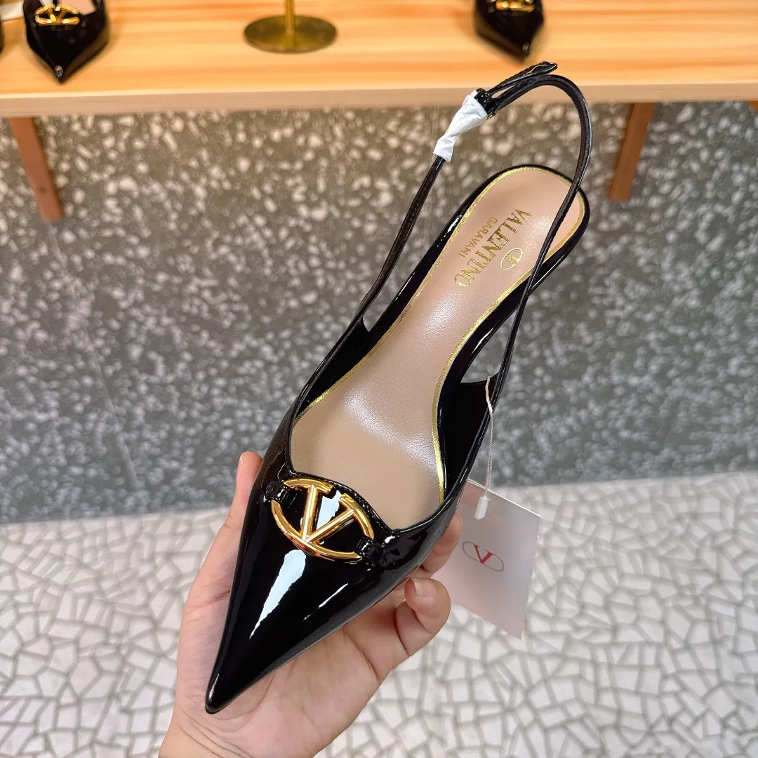 👟👟Ex-factory price 520👟👟 Valentino’s hottest new product in 2024, the new Mule shoes are also very easy to wear...😈😈😈 The latest logo buckle Perfectly combined with sexy pointed toe❤️‍🔥❤️‍🔥❤️‍🔥❤️‍🔥It is simply the pinnacle of summer fashion💖💖💖💖Original replica Outsole: Italian genuine leather outsole Heel height: 6.5cm Size: 35-39 (40 41 42 customization is non-returnable and non-exchangeable)